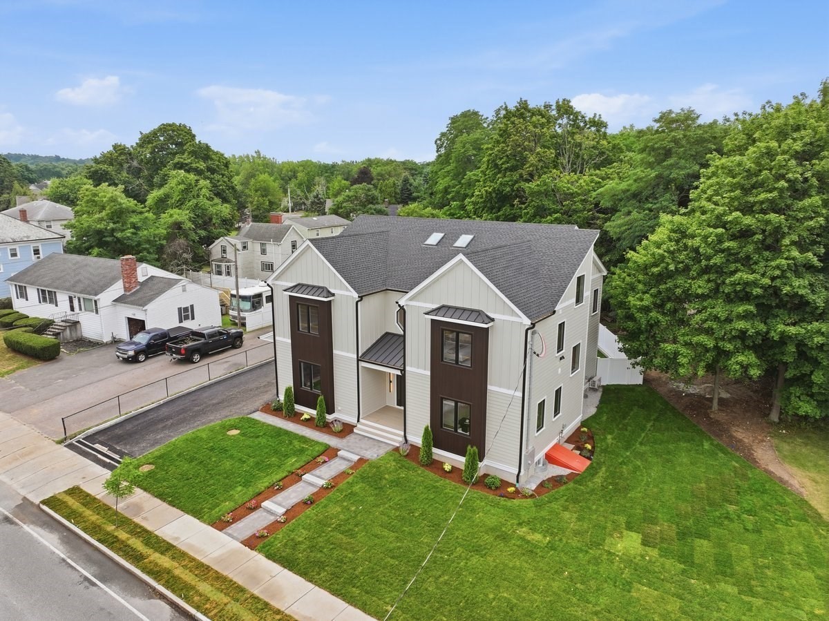 262 River St