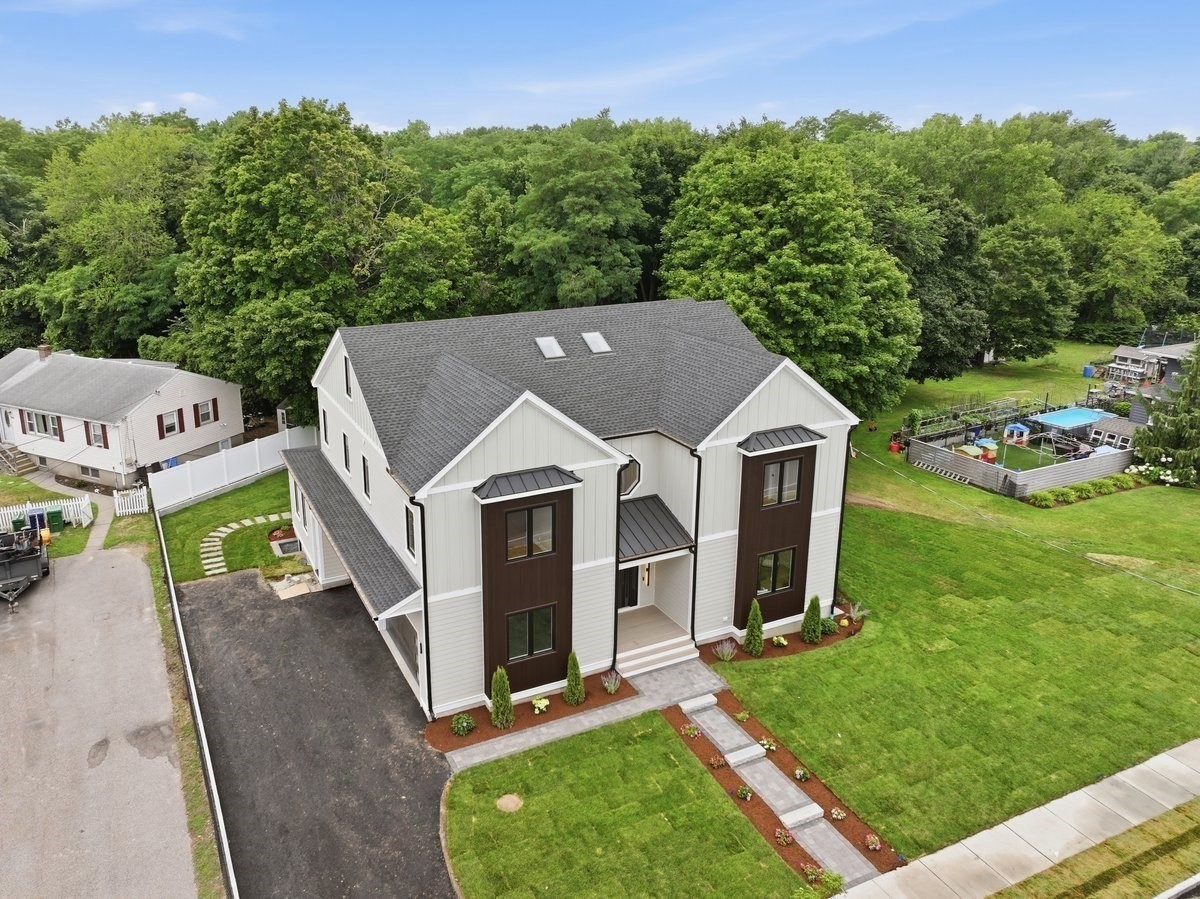 262 River St