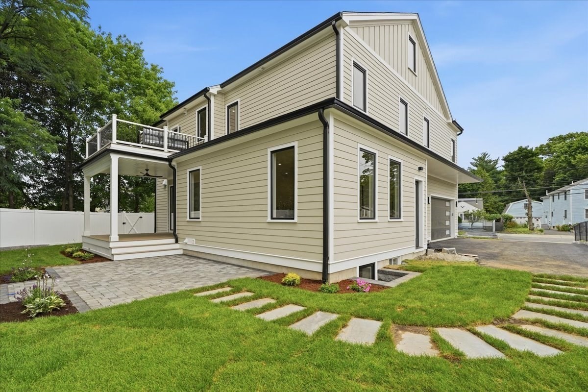 262 River St