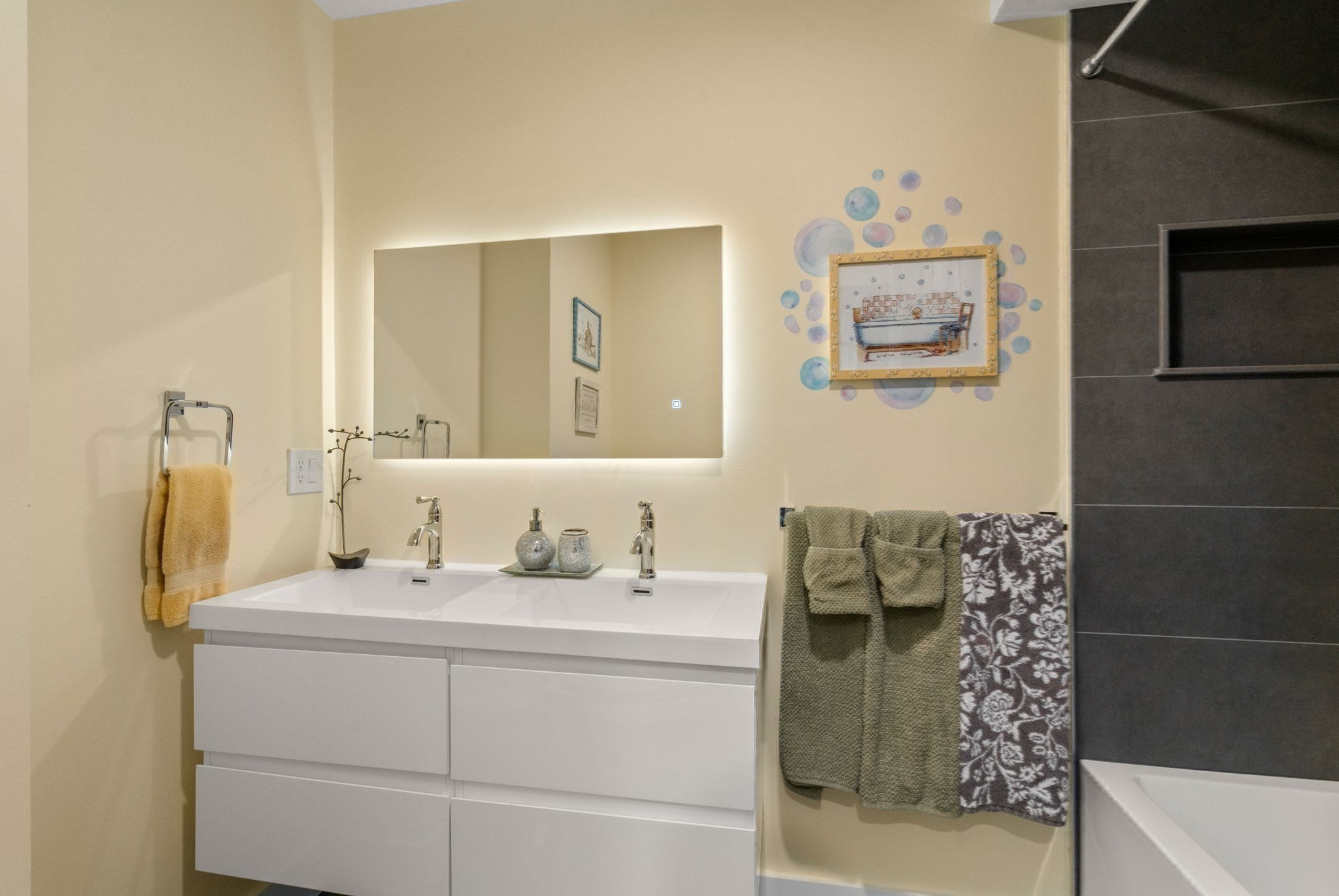 14 Brook Ave # 2