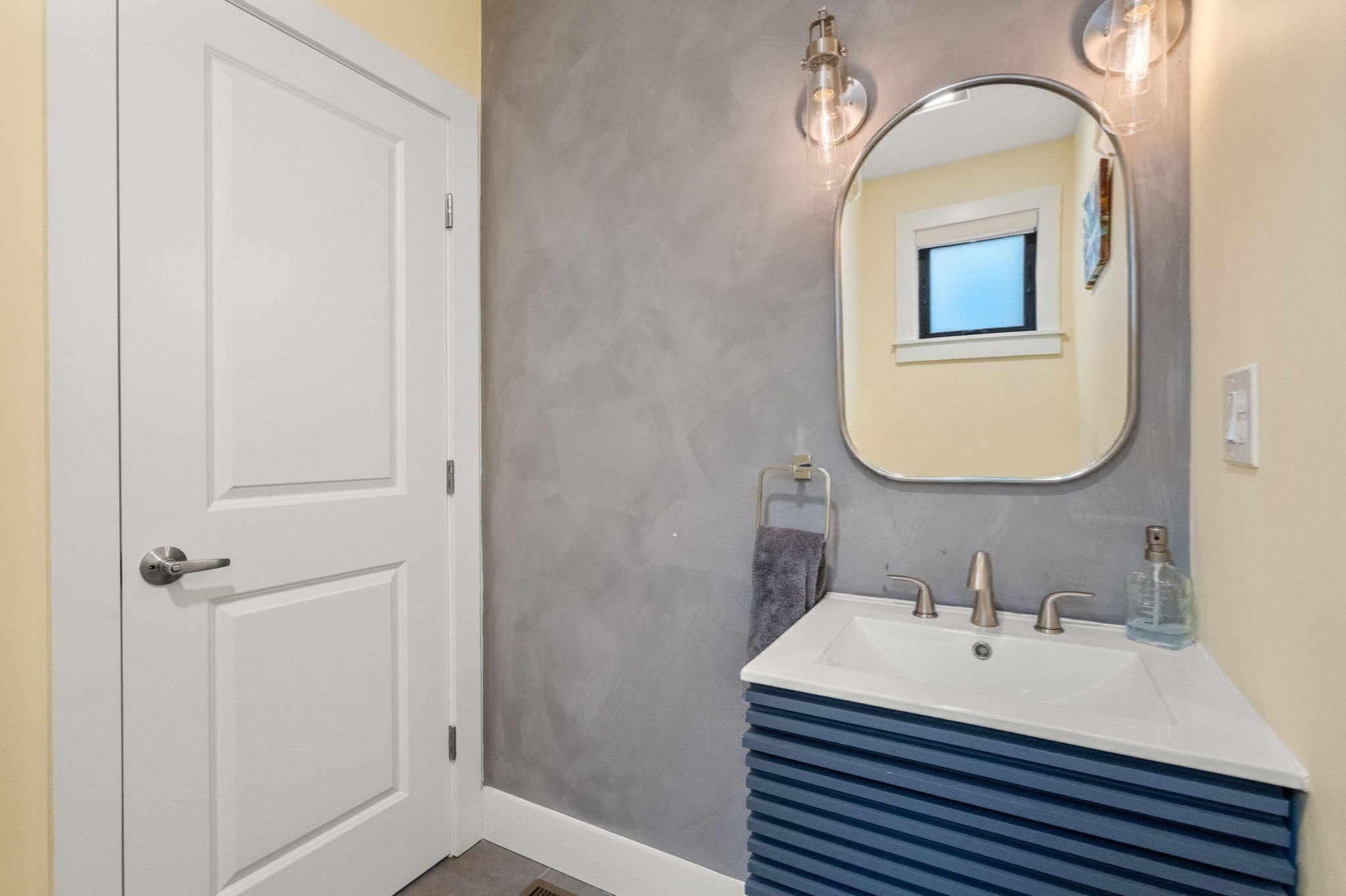 14 Brook Ave # 2