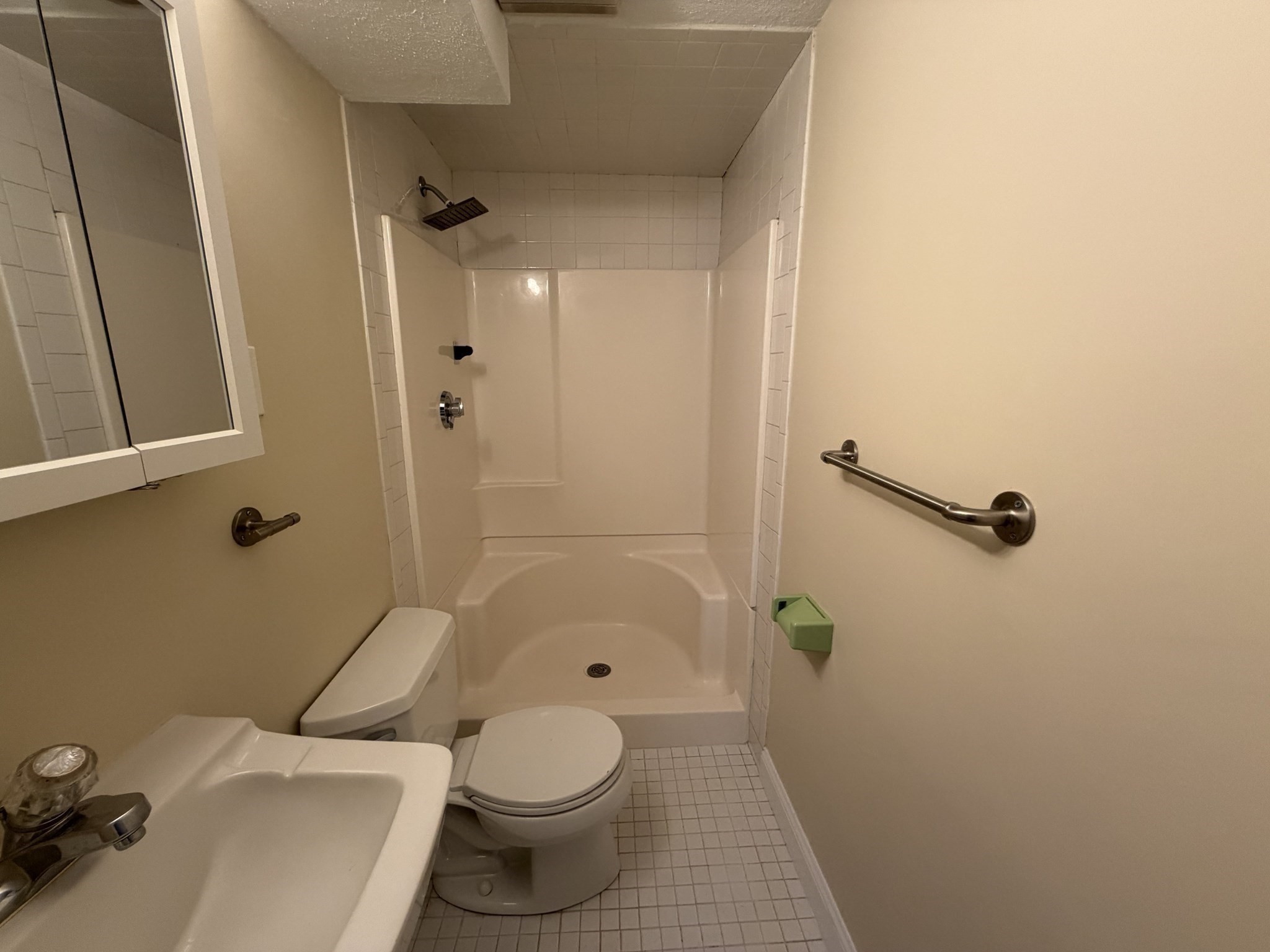 140 Lake Shore Rd # 2B
