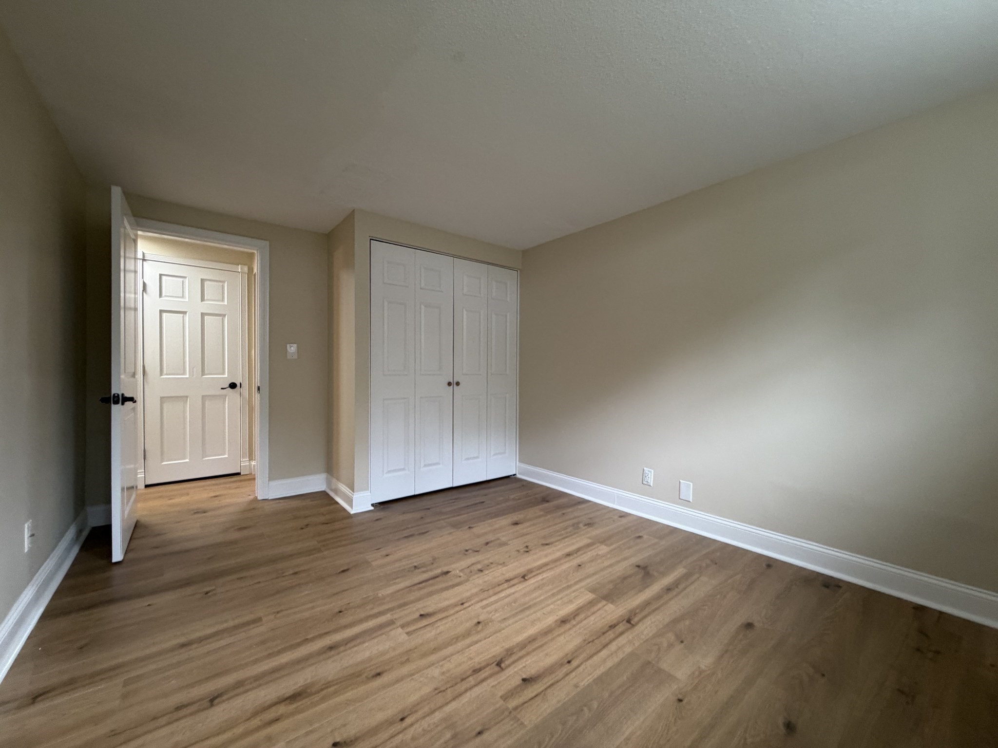 140 Lake Shore Rd # 2B