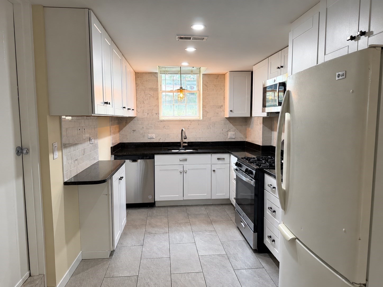 140 Lake Shore Rd # 2B