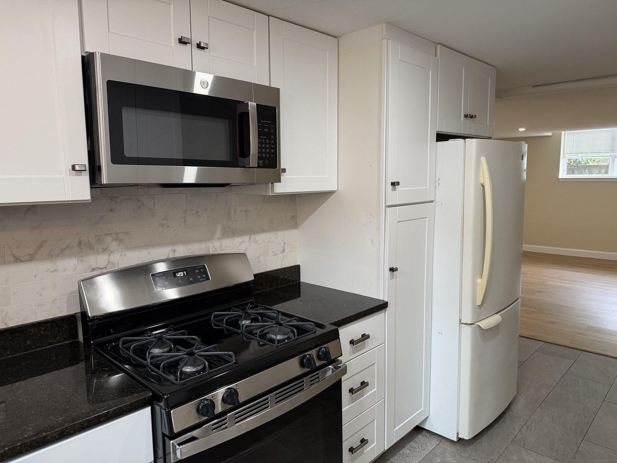 140 Lake Shore Rd # 2B