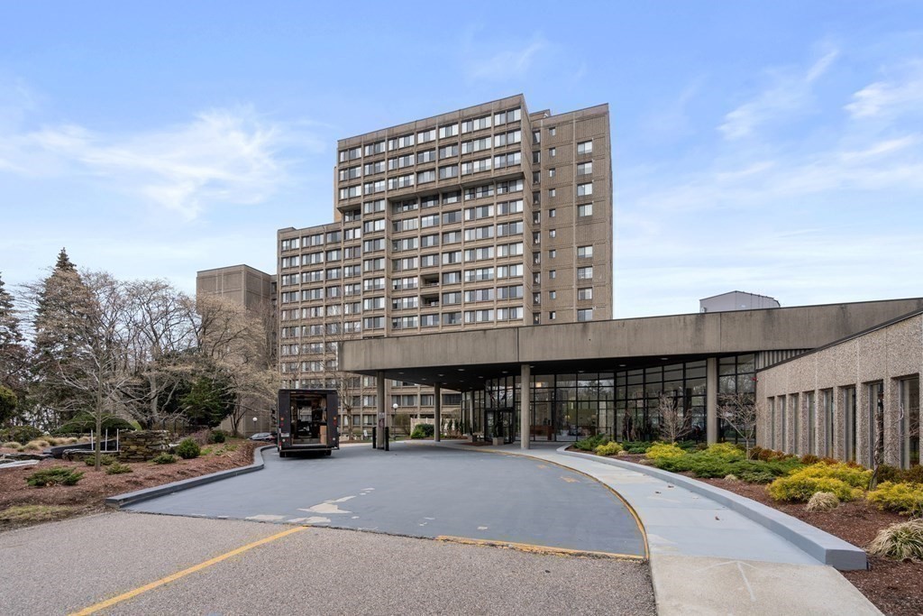 250 Hammond Pond Parkway # 1611N