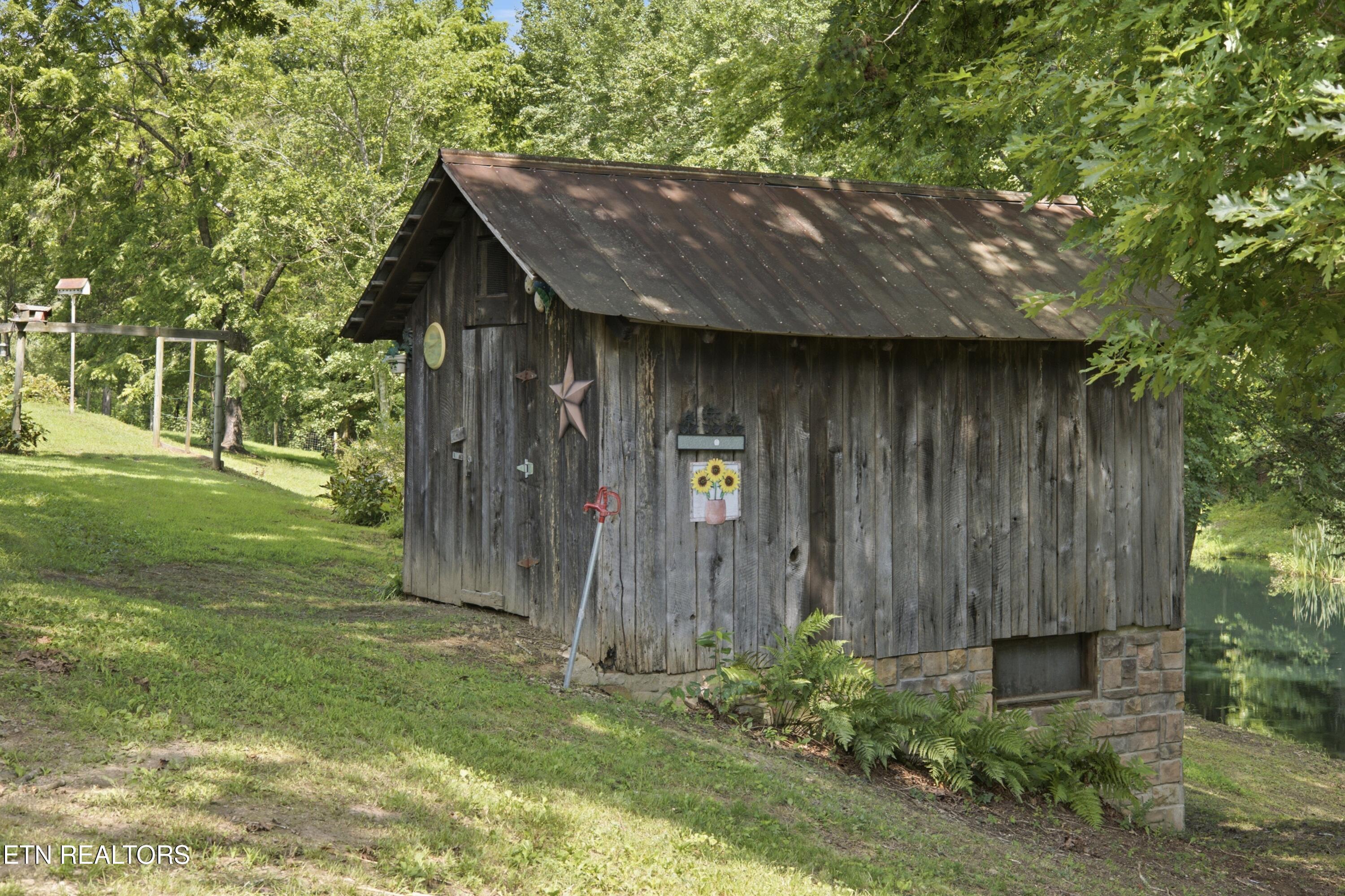 2020 Deermont Rd