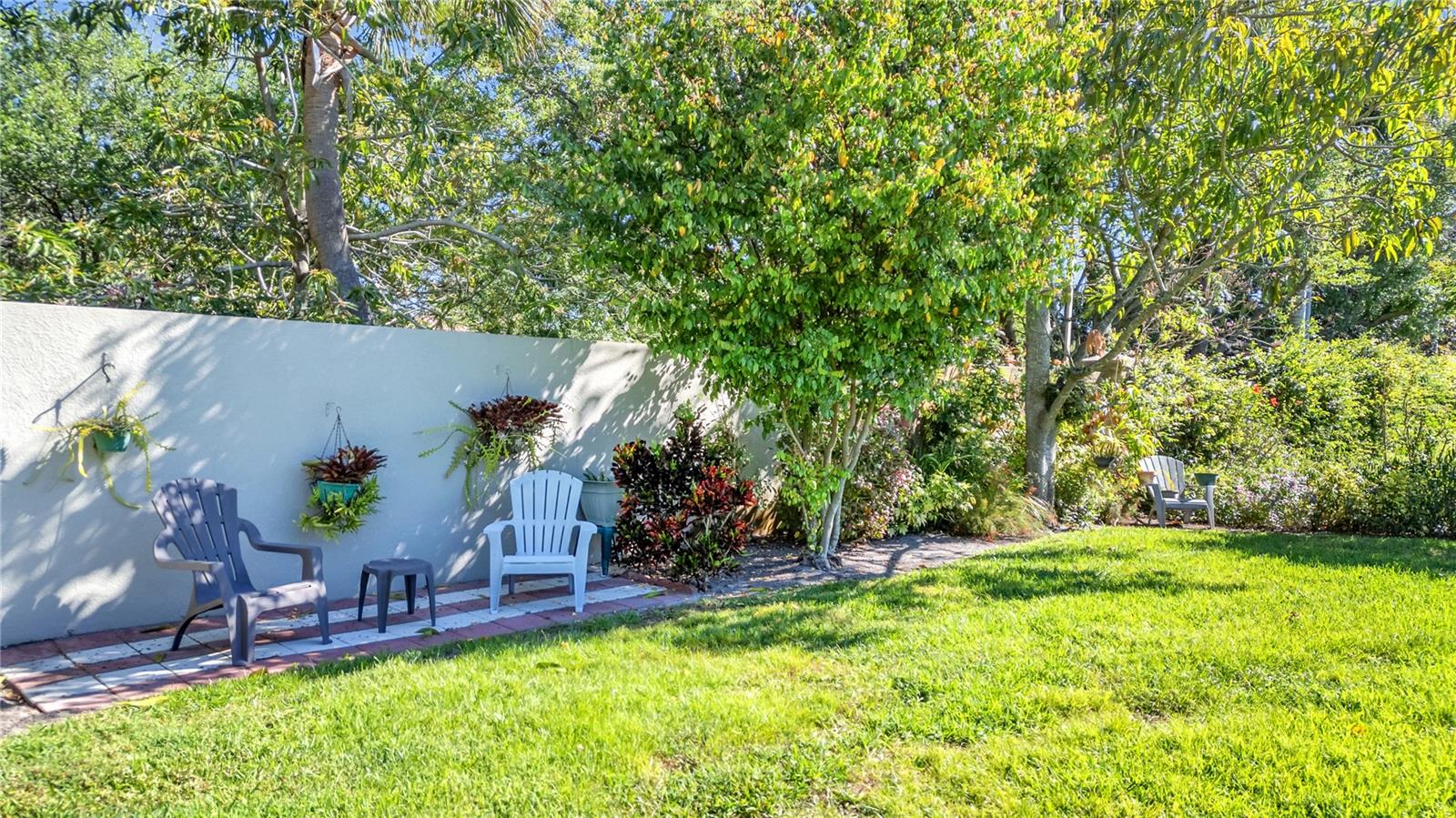 4809 BREEZY PALMS CT