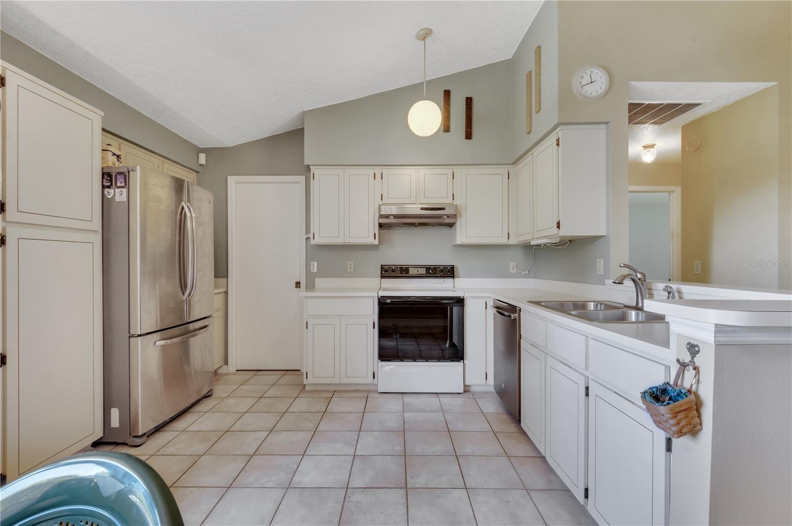 4809 BREEZY PALMS CT