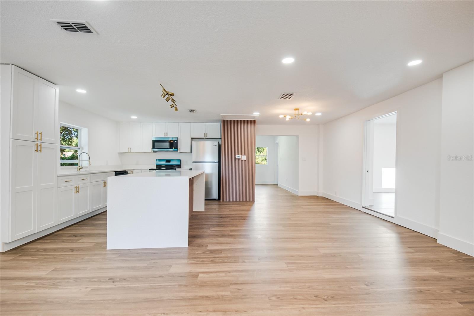 842 DENNIS AVE