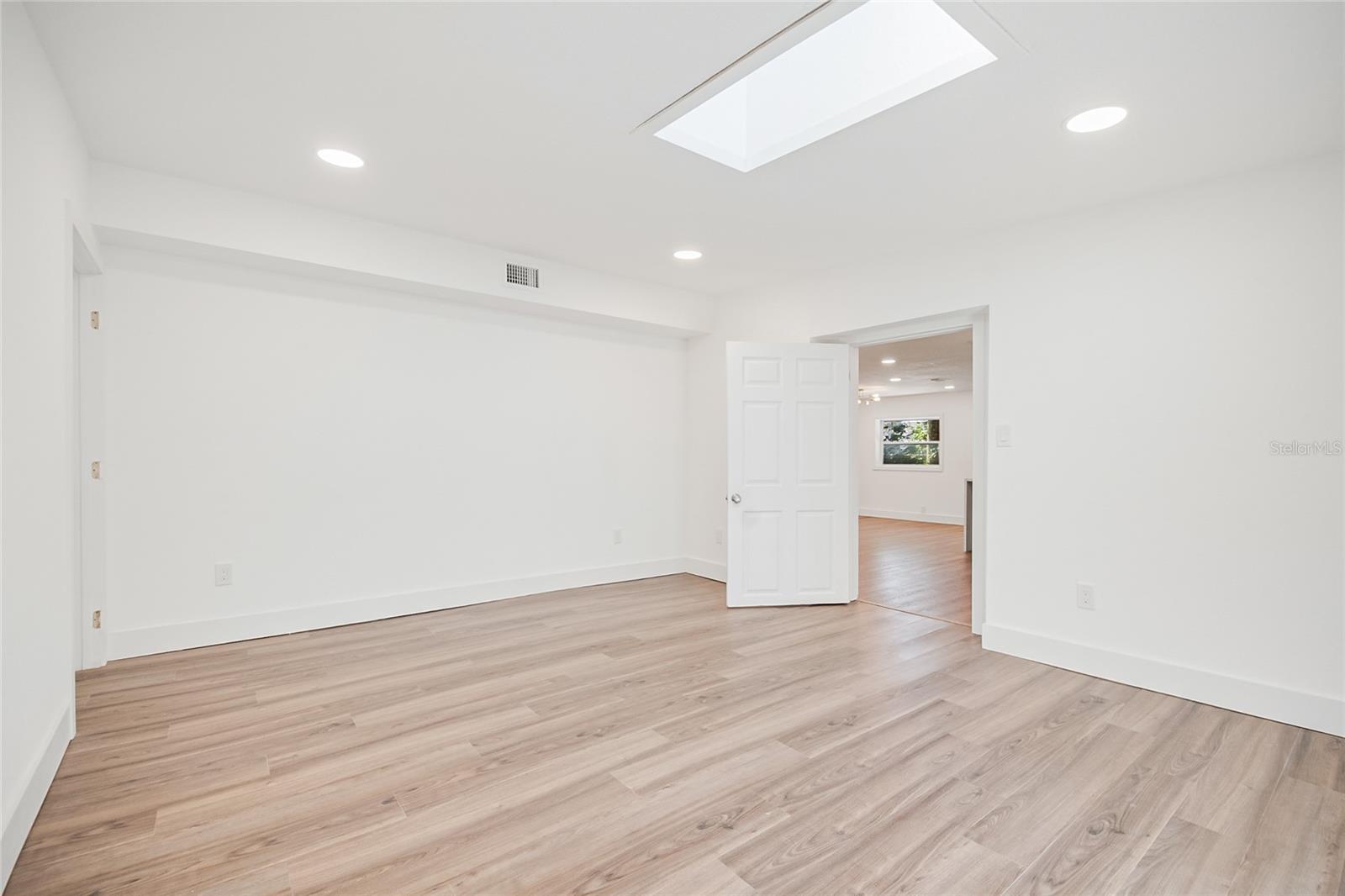 842 DENNIS AVE