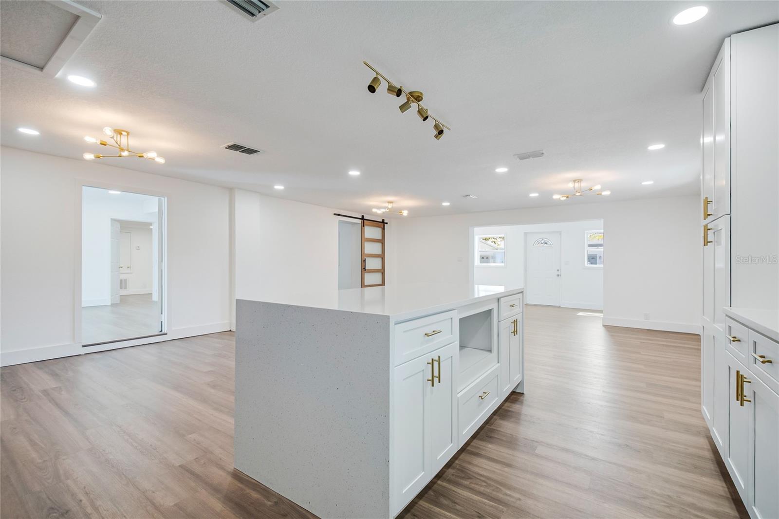 842 DENNIS AVE