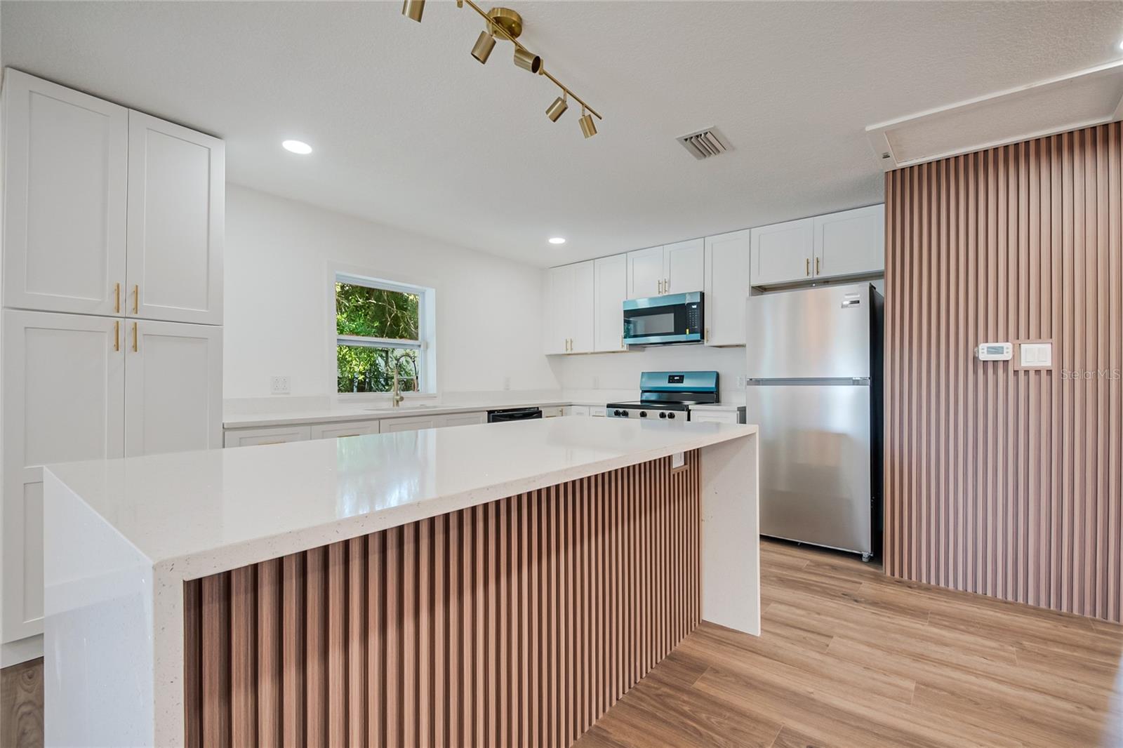 842 DENNIS AVE