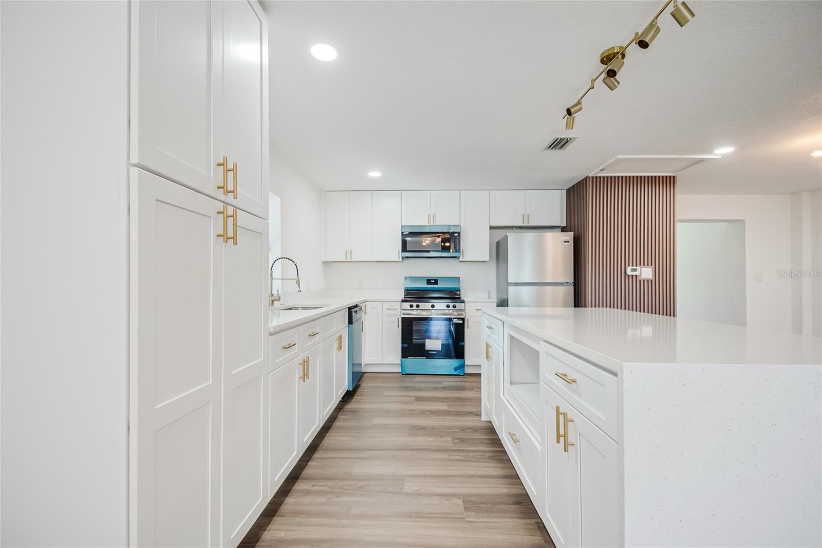 842 DENNIS AVE