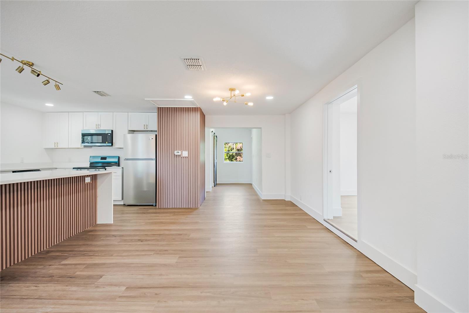 842 DENNIS AVE