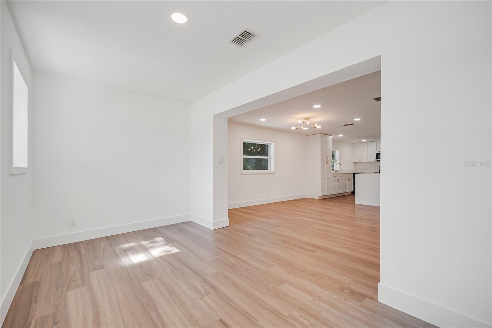 842 DENNIS AVE