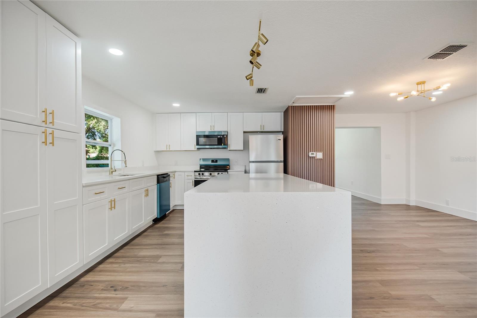 842 DENNIS AVE