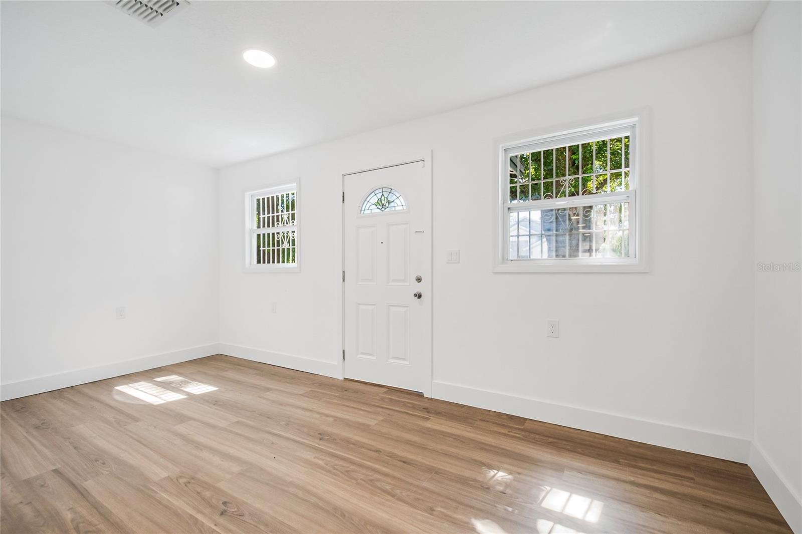 842 DENNIS AVE