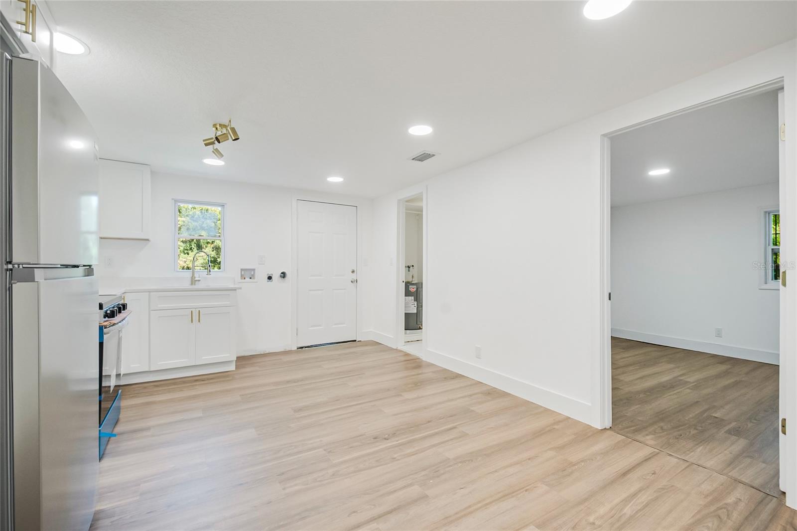 842 DENNIS AVE