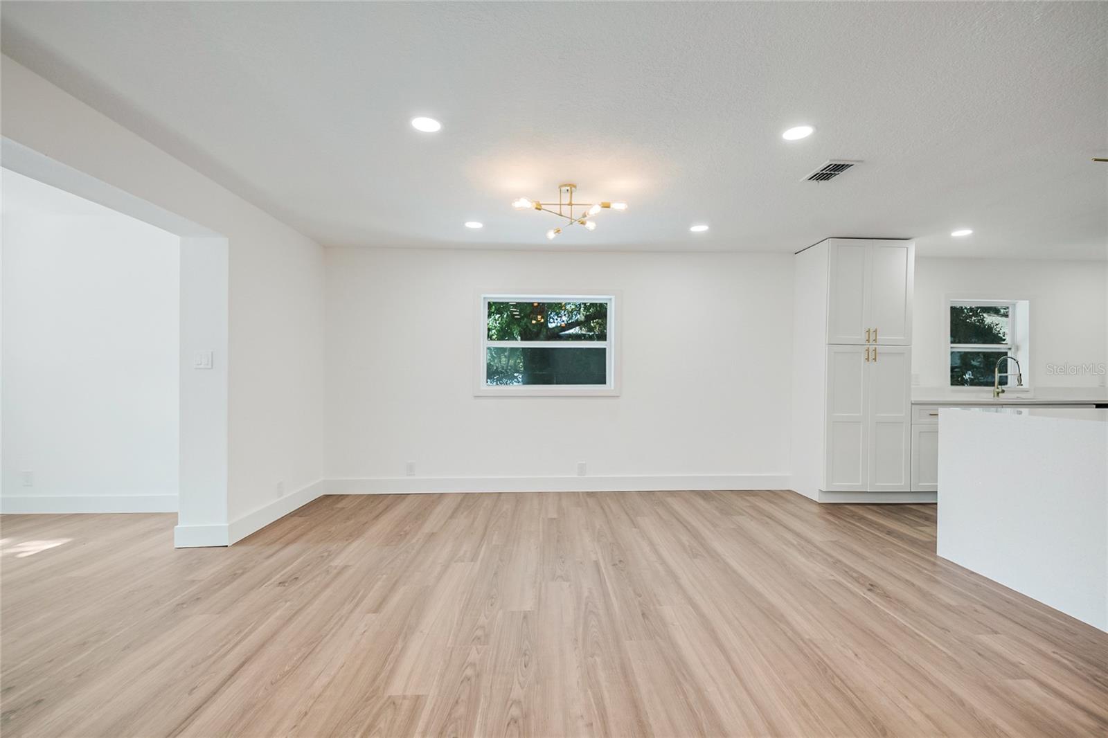 842 DENNIS AVE