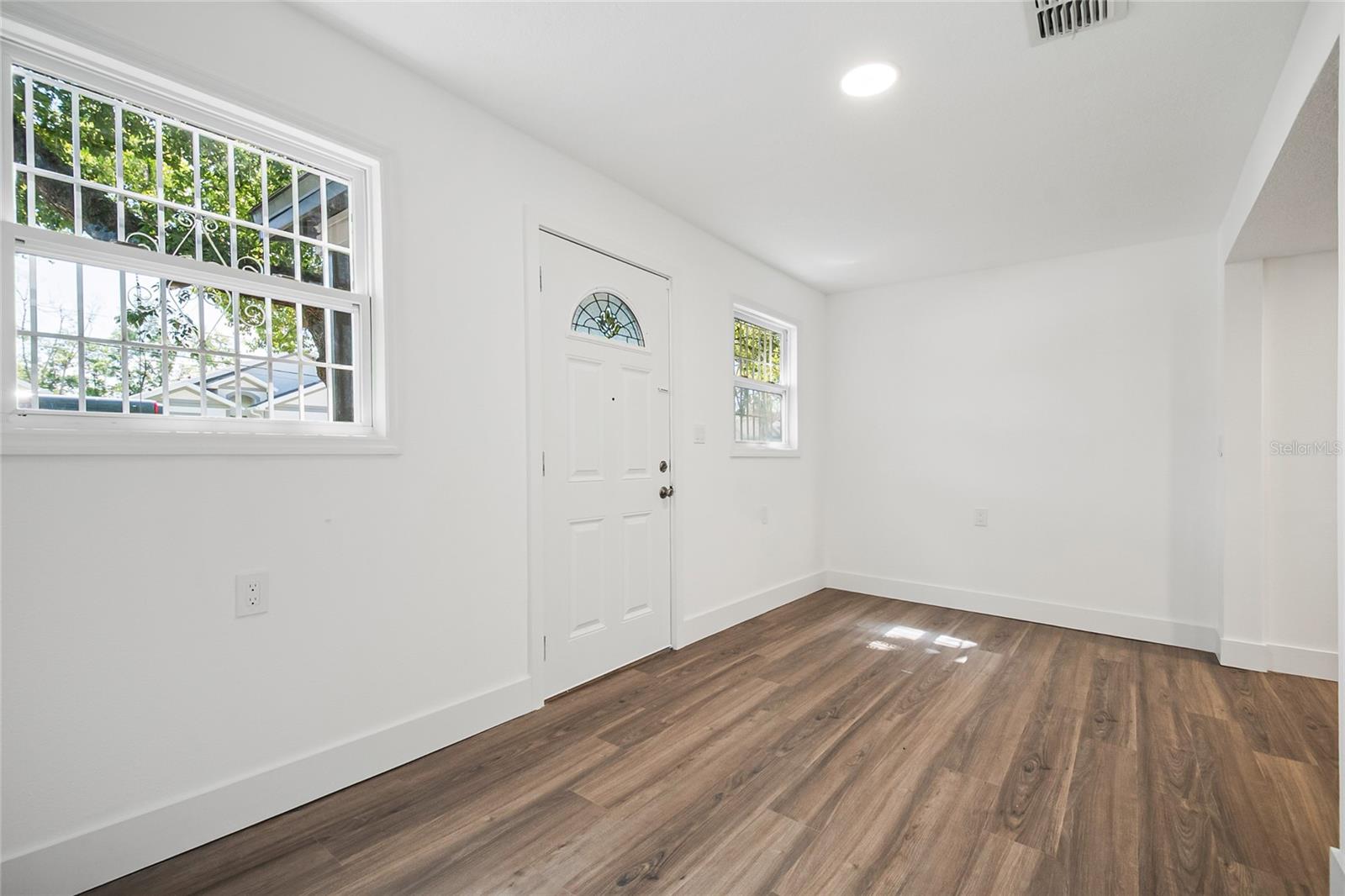 842 DENNIS AVE