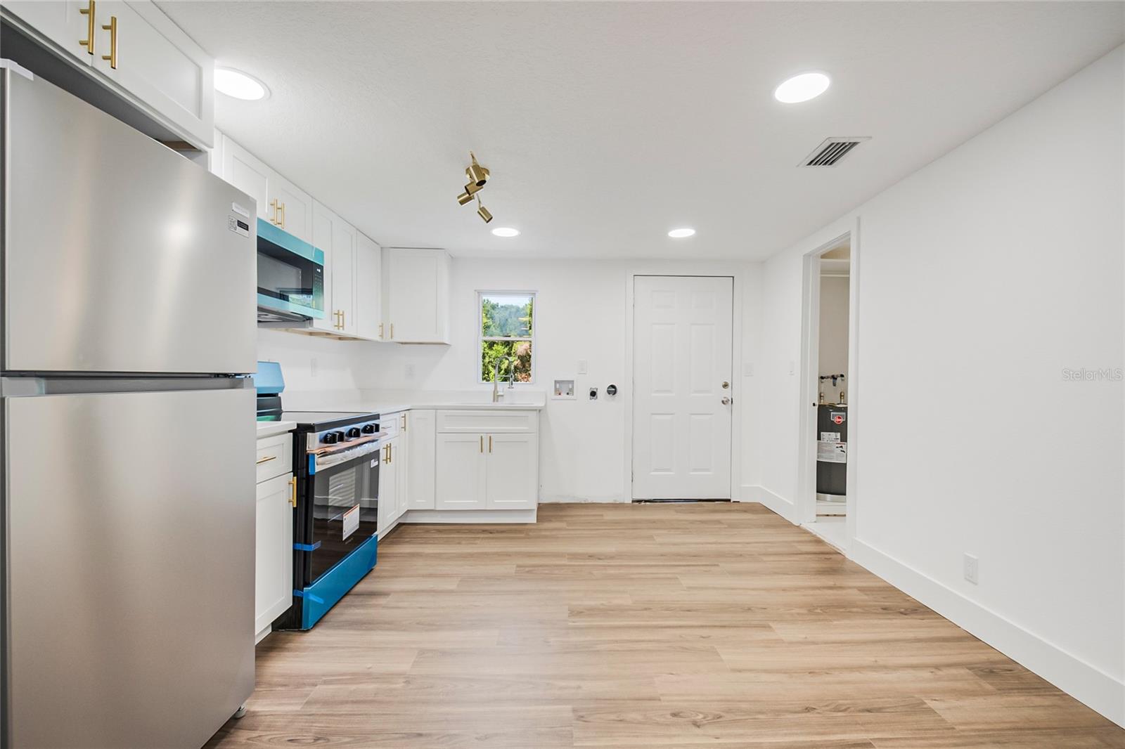 842 DENNIS AVE