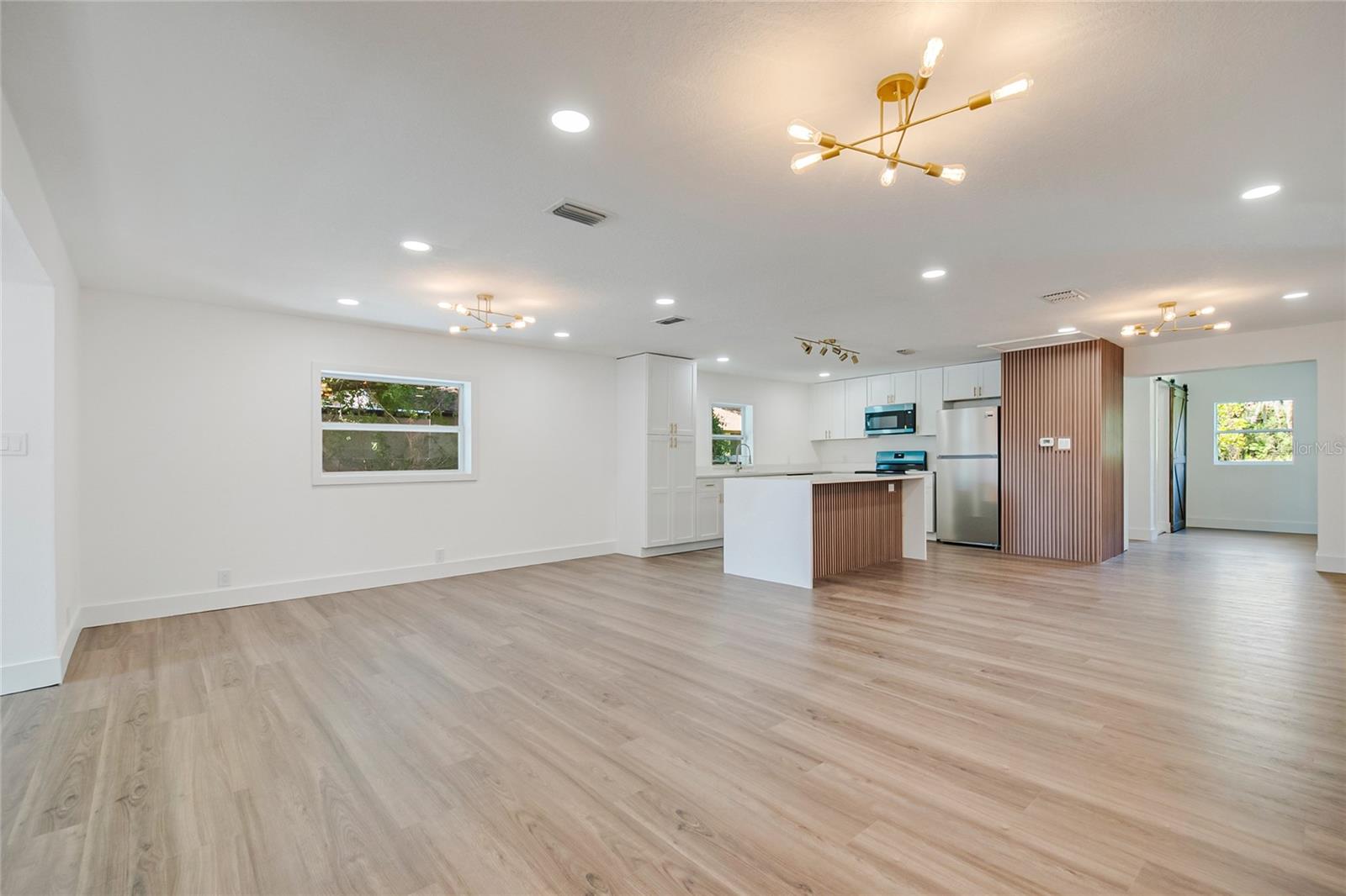 842 DENNIS AVE