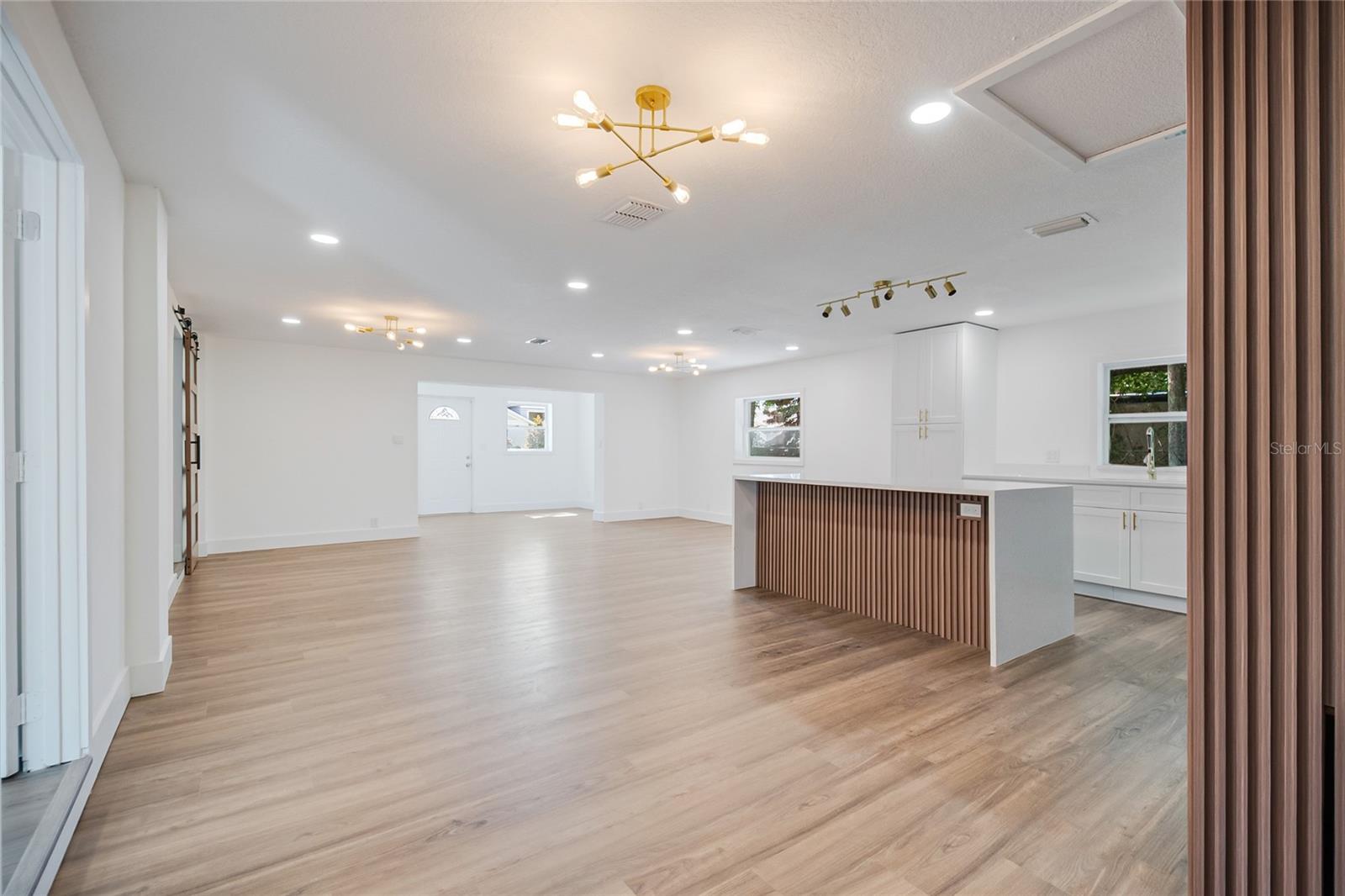 842 DENNIS AVE