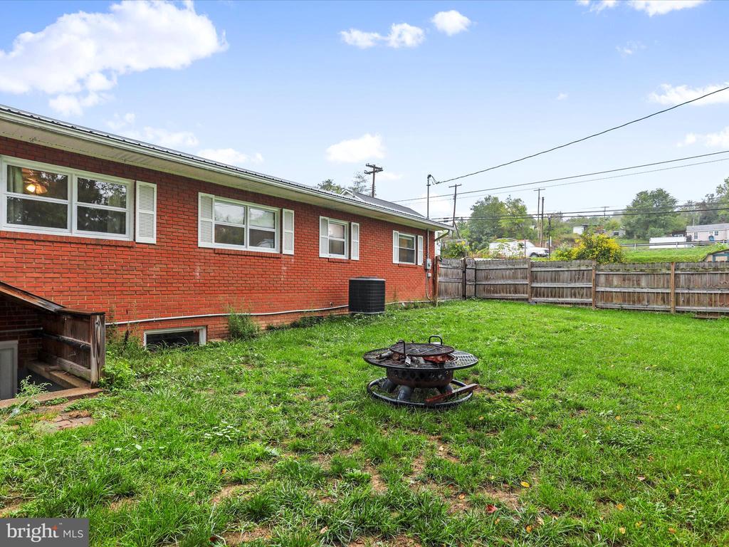 31 S John St