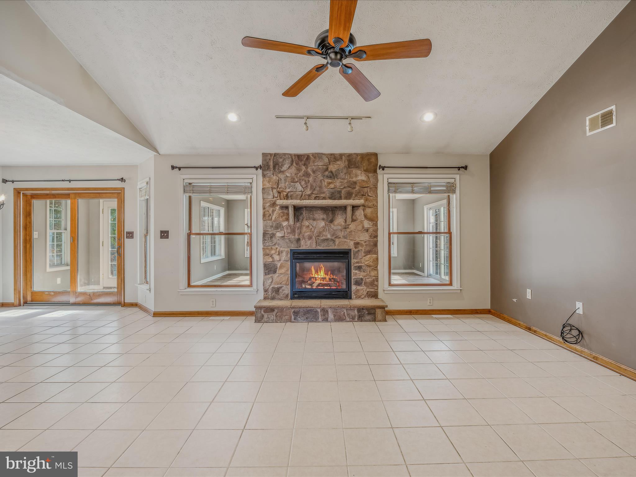 469 Meadowlark Ln