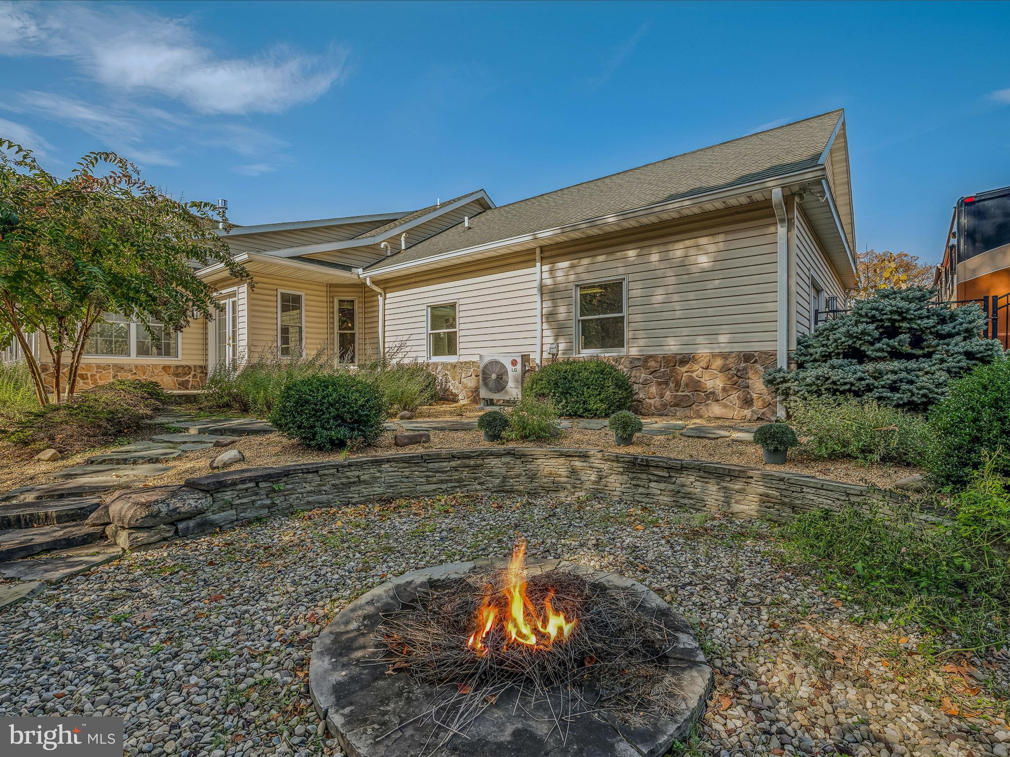 469 Meadowlark Ln