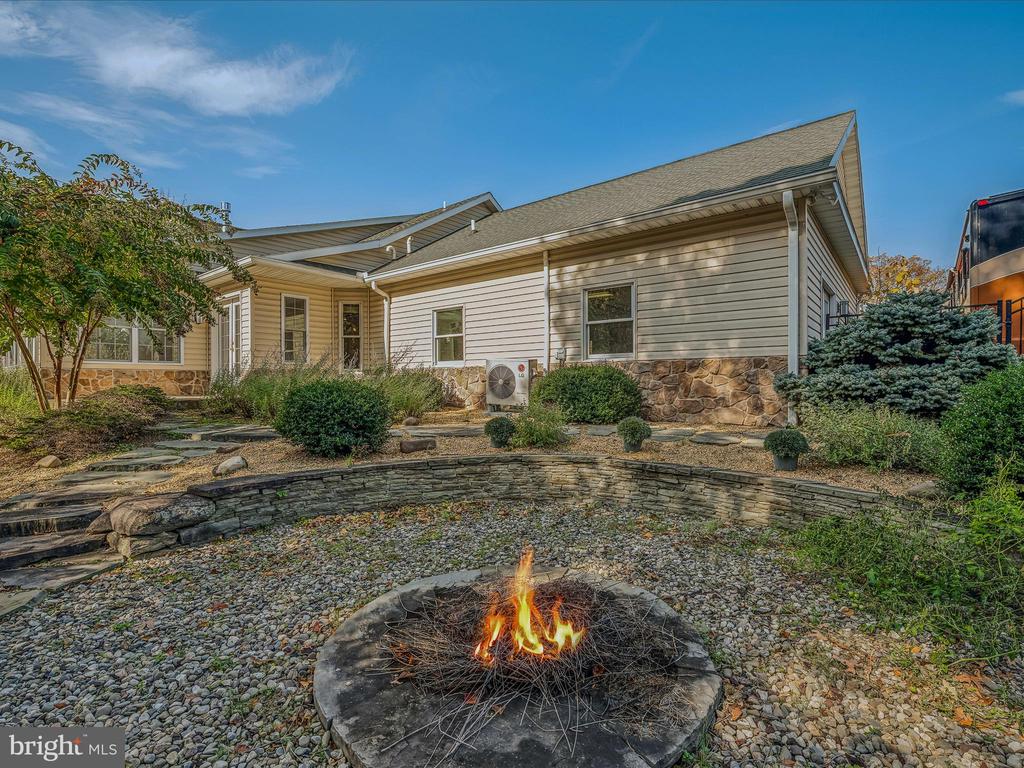 469 Meadowlark Ln