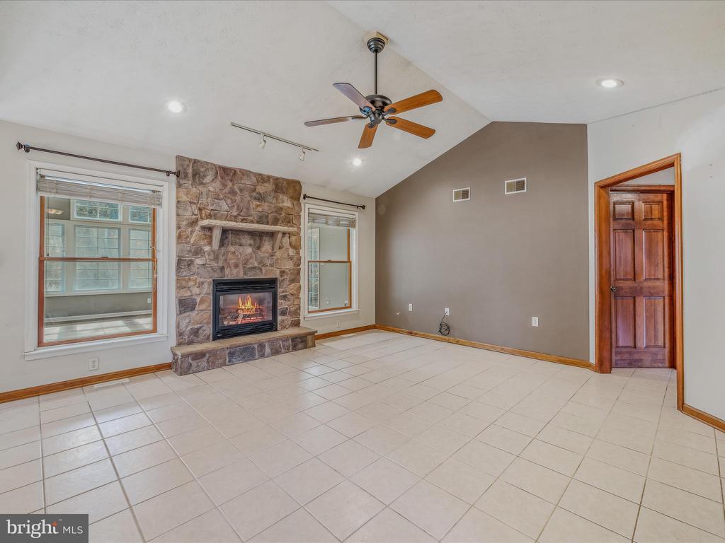 469 Meadowlark Ln