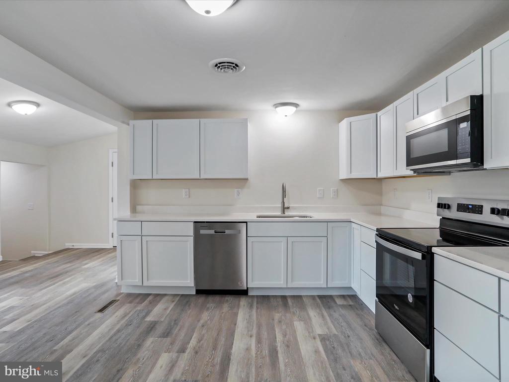 902 Wisteria Ln