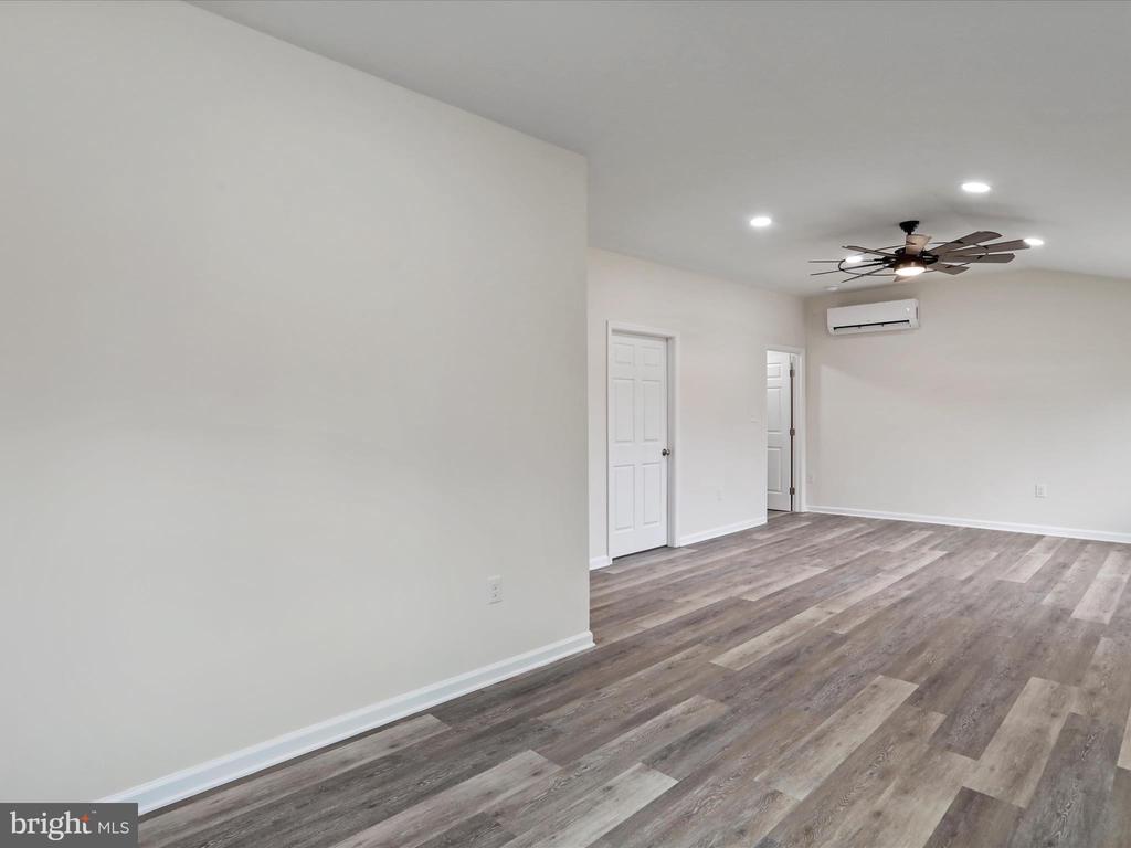 902 Wisteria Ln