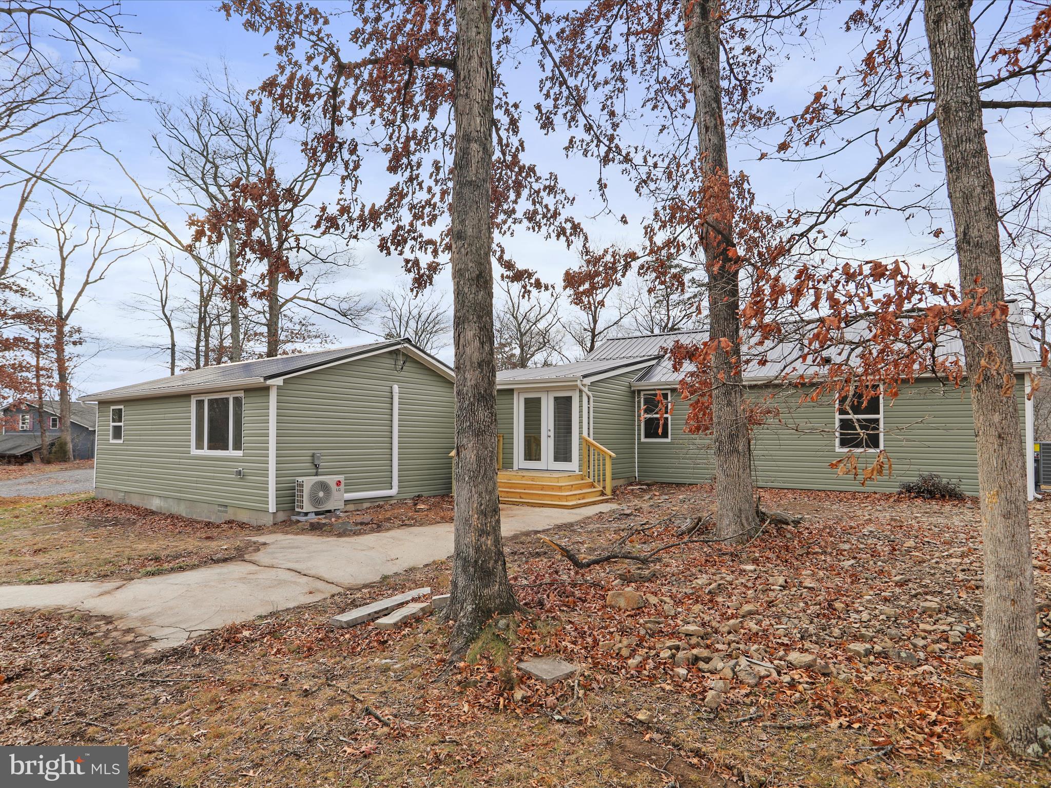 902 Wisteria Ln