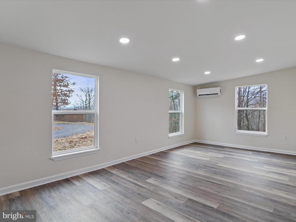 902 Wisteria Ln