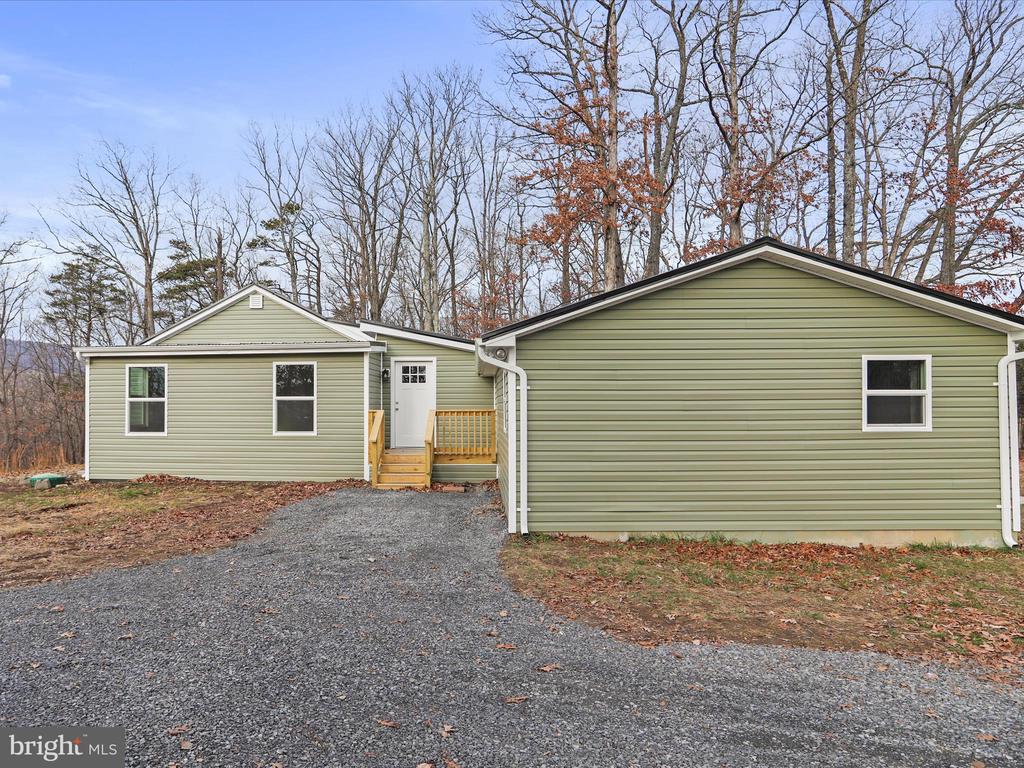 902 Wisteria Ln