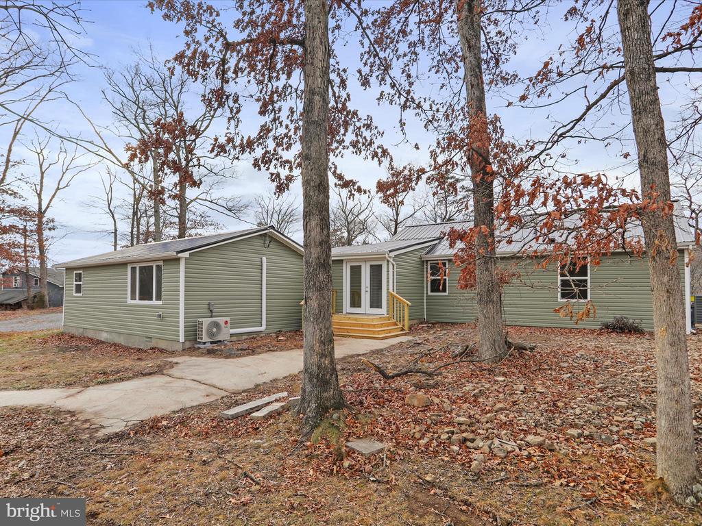 902 Wisteria Ln