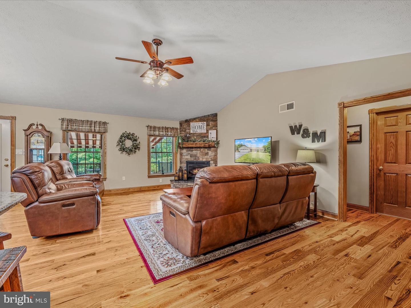 81 Fairview Oaks Ln