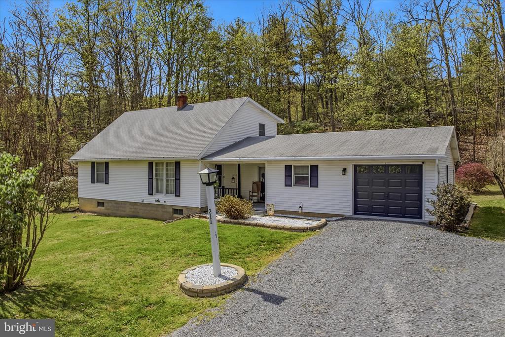 211 CRESTVIEW LANE