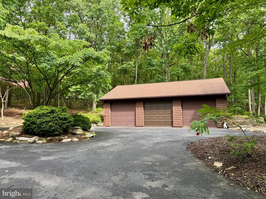 355 SANDSTONE LANE