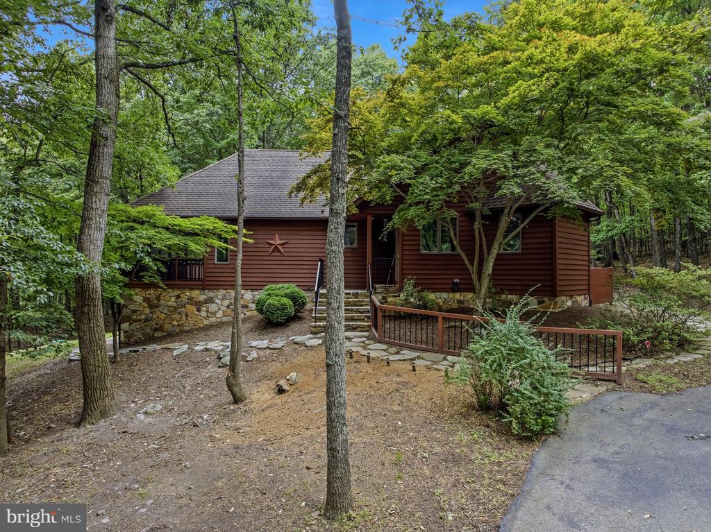 355 SANDSTONE LANE
