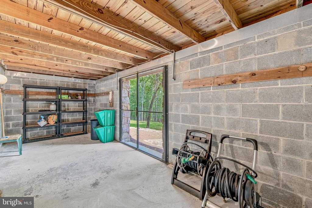 355 SANDSTONE LANE
