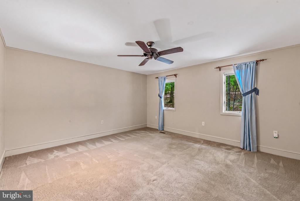 355 SANDSTONE LANE