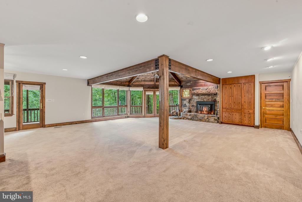 355 SANDSTONE LANE