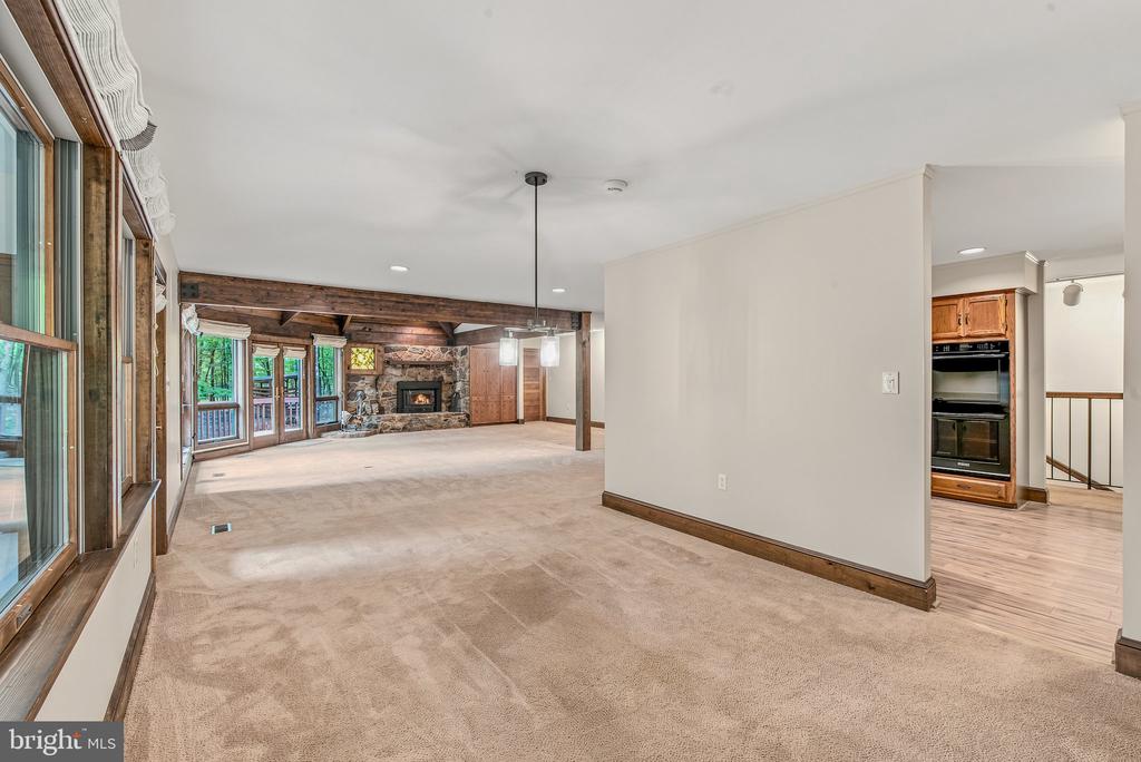 355 SANDSTONE LANE