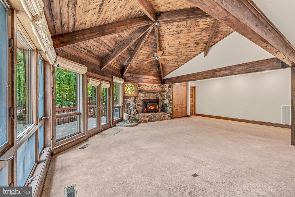 355 SANDSTONE LANE