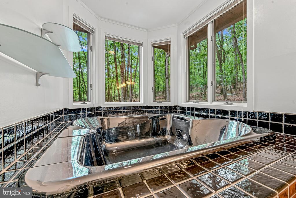 355 SANDSTONE LANE