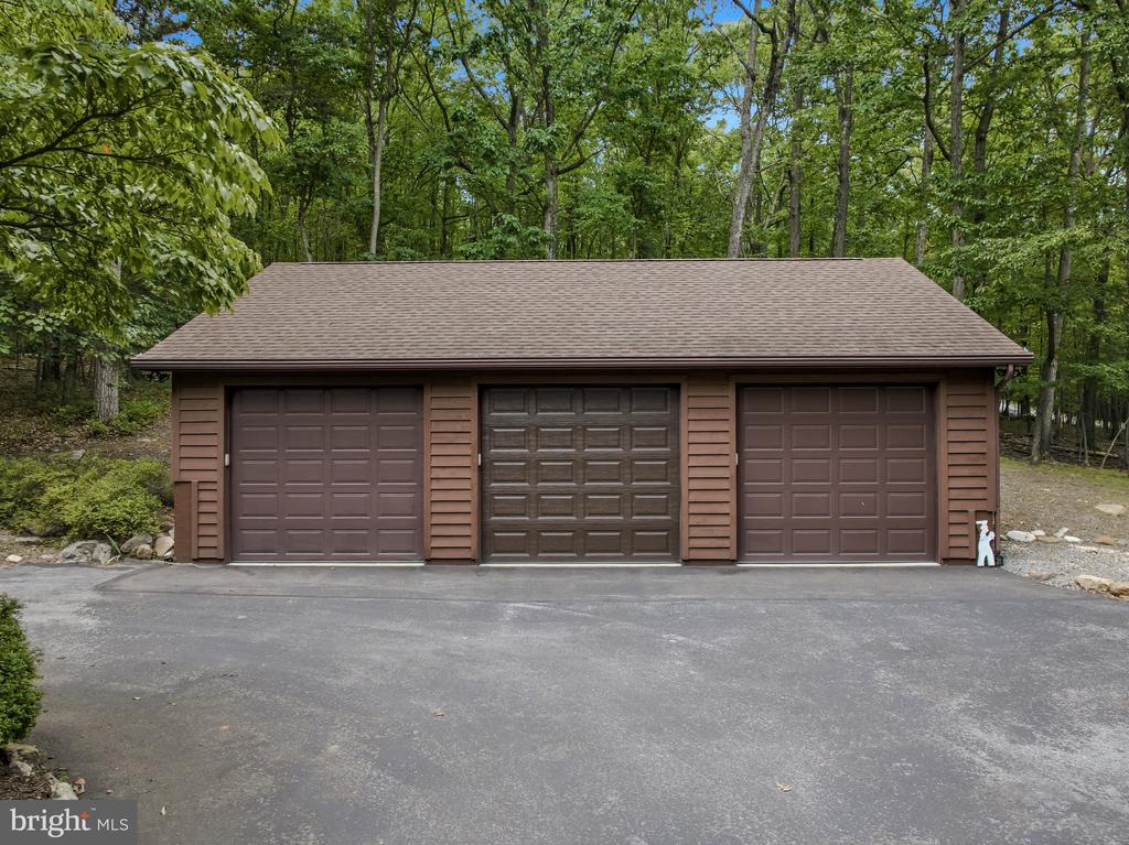 355 SANDSTONE LANE
